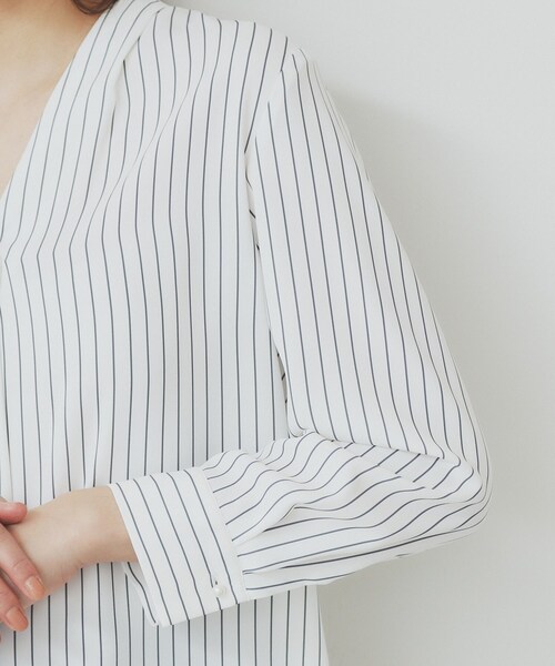 index(インデックス)の「Vネックパール調ブラウス【洗濯機洗い可/イージーアイロン】(シャツ/ブラウス・レディース・ナチュラル/ホワイト系5/ネイビー・36/40/38/42)」の20枚目の写真