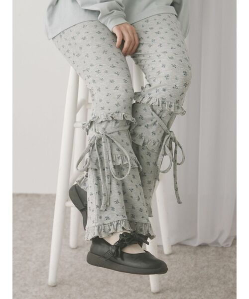 merry jenny（メリージェニー）の「floralフリルリブフレアパンツ（スウェットパンツ・レディース・アイボリー/グレー・FREE）」の2枚目の写真