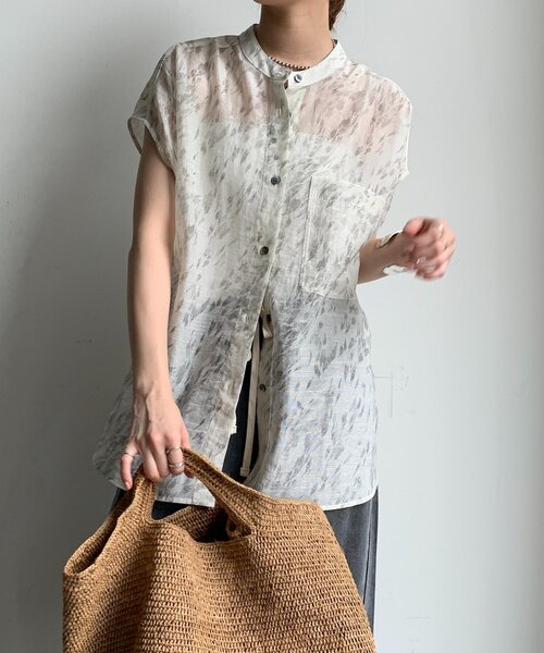DouDou(ドゥドゥ)の「【WEB限定】シアープリントフレンチシャツ(シャツ/ブラウス・レディース・ブラック/オフホワイト・FREE)」の2枚目の写真