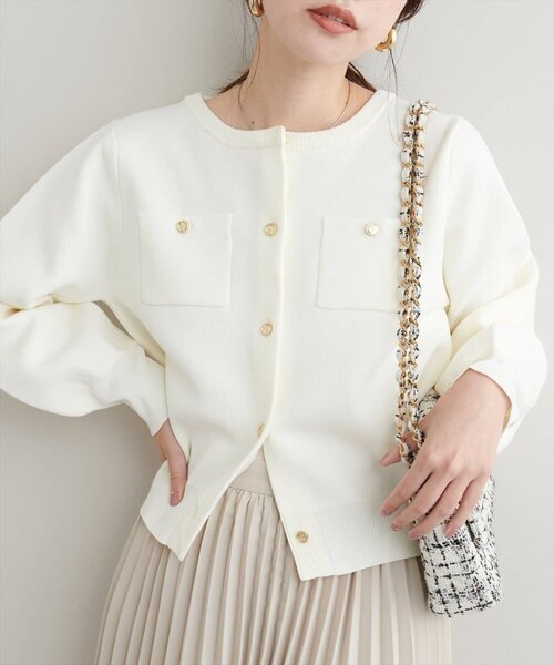 natural couture(ナチュラルクチュール)の「【WEB限定】ポリニット金釦ポケ付きカーディガン(カーディガン/ボレロ・レディース・ネイビー/モカ/レッド/チャコールグレー/オフホワイト/ブラック/ピンクベージュ・FREE)」の2枚目の写真