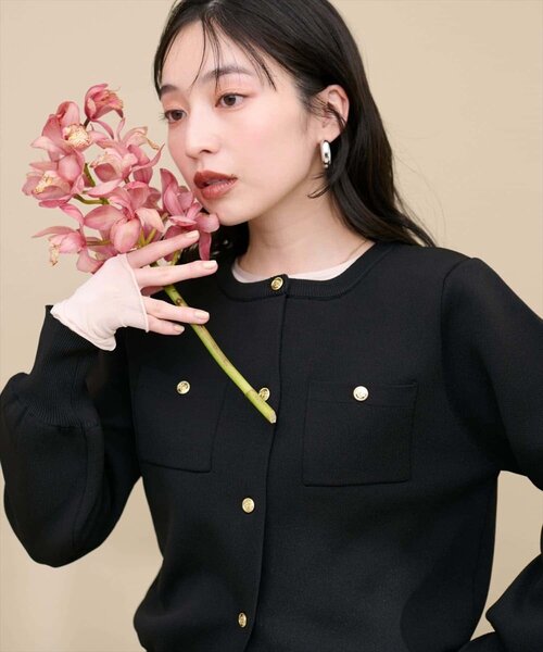 natural couture(ナチュラルクチュール)の「【WEB限定】ポリニット金釦ポケ付きカーディガン(カーディガン/ボレロ・レディース・ネイビー/モカ/レッド/チャコールグレー/オフホワイト/ブラック/ピンクベージュ・FREE)」の3枚目の写真