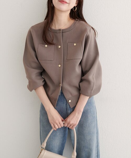 natural couture(ナチュラルクチュール)の「【WEB限定】ポリニット金釦ポケ付きカーディガン(カーディガン/ボレロ・レディース・ネイビー/モカ/レッド/チャコールグレー/オフホワイト/ブラック/ピンクベージュ・FREE)」の4枚目の写真