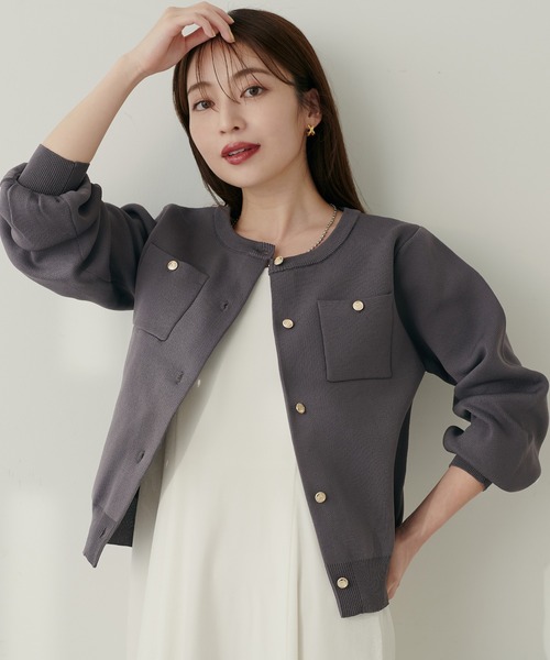 natural couture(ナチュラルクチュール)の「【WEB限定】ポリニット金釦ポケ付きカーディガン(カーディガン/ボレロ・レディース・ネイビー/モカ/レッド/チャコールグレー/オフホワイト/ブラック/ピンクベージュ・FREE)」の1枚目の写真