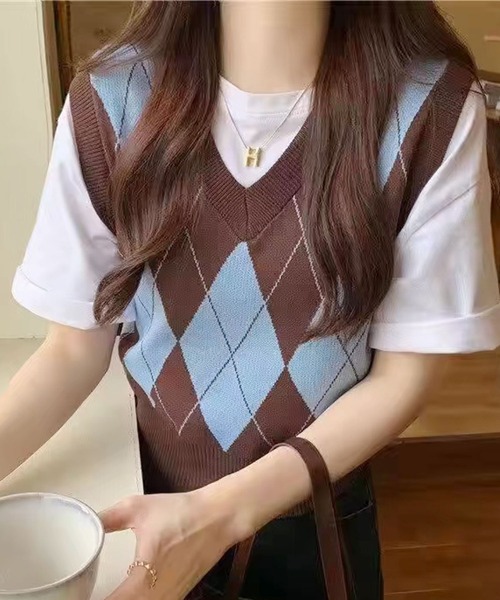 ammy.(エイミードット)の「【 ammy. / エイミードット 】 レトロ アーガイル Vネック ベスト(ベスト・レディース・ブラウン/ピンク/ブラック・FREE)」の1枚目の写真