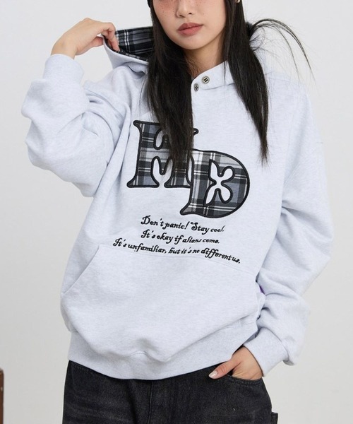 HOODHOOD(フッドフッド)の「【UNISEX】HOODHOOD/チェックアップリケフード(パーカー・レディース・ブラック/ライトグレー・MEDIUM/LARGE)」の2枚目の写真