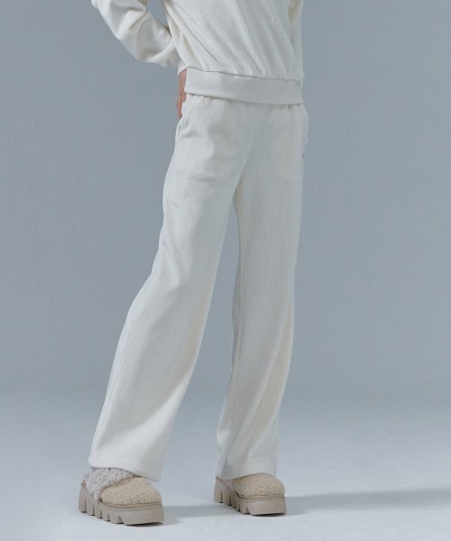 CHASECULT(チェイスカルト)の「女性起毛ワイドウォームアップパンツ-CFRG7274D0A(スウェットパンツ・レディース・アイボリー・67/70/76)」の2枚目の写真