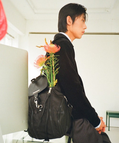 IUGAMAKARAS(イウガマカラス)の「Carabiner Nylon Backpack (Black)(バックパック/リュック・レディース・その他・FREE)」の4枚目の写真