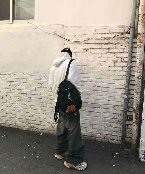 IUGAMAKARAS（イウガマカラス）の「Carabiner Nylon Backpack (Black)（バックパック/リュック・レディース・その他・FREE）」の6枚目の写真