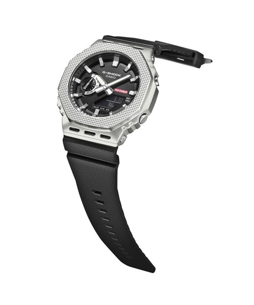 G-SHOCK(ジーショック)の「メタルベゼル / インダストリアルデザイン / GM-2100M-1AJF(アナログ腕時計・メンズ・ブラック×シルバー・FREE)」の4枚目の写真