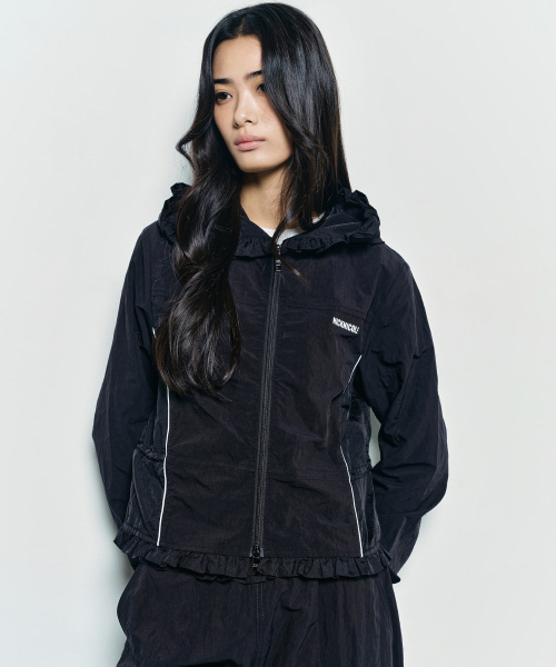 NICK&NICOLE(ニックアンドニコール)の「RUFFLE LACE HOOD JACKET_BLACK(ナイロンジャケット・レディース・ブラック・FREE)」の2枚目の写真