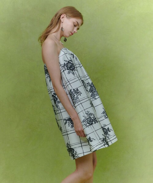 LOULOU WILLOUGHBY(ルルウィルビー)の「【LOULOU WILLOUGHBY】SILK COフラワーチェックワンピース(ワンピース・レディース・ホワイト系その他・1/2)」の12枚目の写真