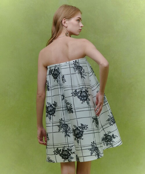 LOULOU WILLOUGHBY(ルルウィルビー)の「【LOULOU WILLOUGHBY】SILK COフラワーチェックワンピース(ワンピース・レディース・ホワイト系その他・1/2)」の11枚目の写真