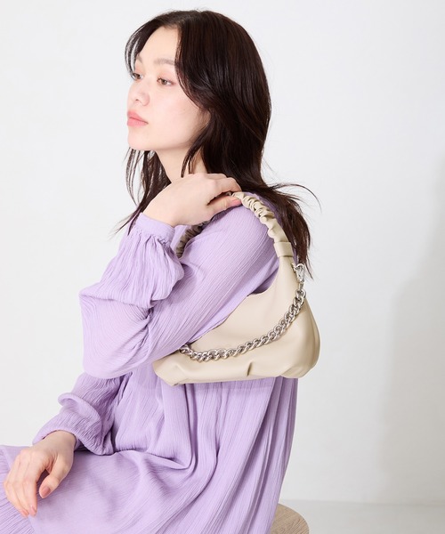MISCH MASCH（ミッシュマッシュ）の「ギャザーハンドチェーン付きバッグ（ハンドバッグ・レディース・ベージュ・ﾌﾘ-）」の4枚目の写真