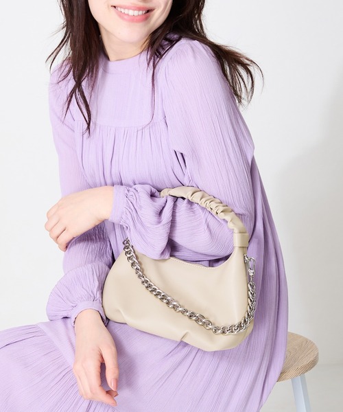MISCH MASCH（ミッシュマッシュ）の「ギャザーハンドチェーン付きバッグ（ハンドバッグ・レディース・ベージュ・ﾌﾘ-）」の2枚目の写真