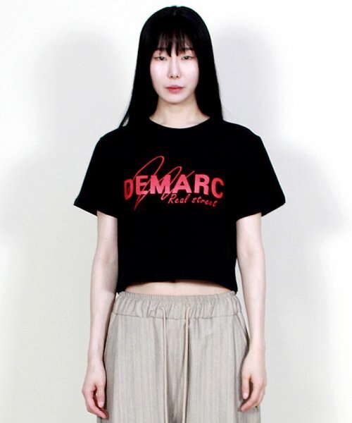 DEMARC(ドゥマーク)の「ロゴグラフィッククロップ半袖Tシャツブラック(Tシャツ/カットソー・レディース・その他・LARGE/MEDIUM)」の2枚目の写真