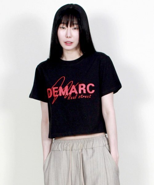 DEMARC(ドゥマーク)の「ロゴグラフィッククロップ半袖Tシャツブラック(Tシャツ/カットソー・レディース・その他・LARGE/MEDIUM)」の3枚目の写真