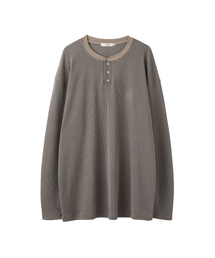 AREUBAN（アルバン）の「パールボタンネックワッフルロングスリーブ_ダストベージュ（Tシャツ/カットソー）」