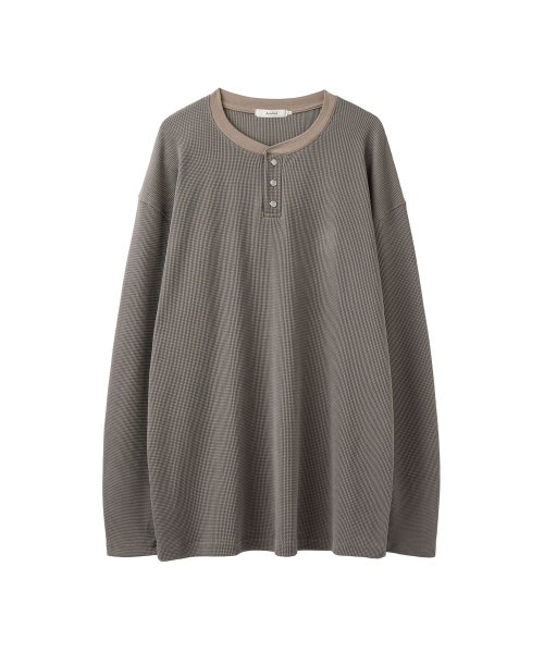 AREUBAN(アルバン)の「パールボタンネックワッフルロングスリーブ_ダストベージュ(Tシャツ/カットソー・メンズ・サンドベージュ・2/3)」の1枚目の写真