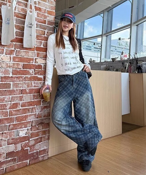 Ressaca(レサーカ)の「ユーズド加工チェック柄カーブデニムパンツ(デニムパンツ・レディース・ブルー・M/L/S)」の4枚目の写真