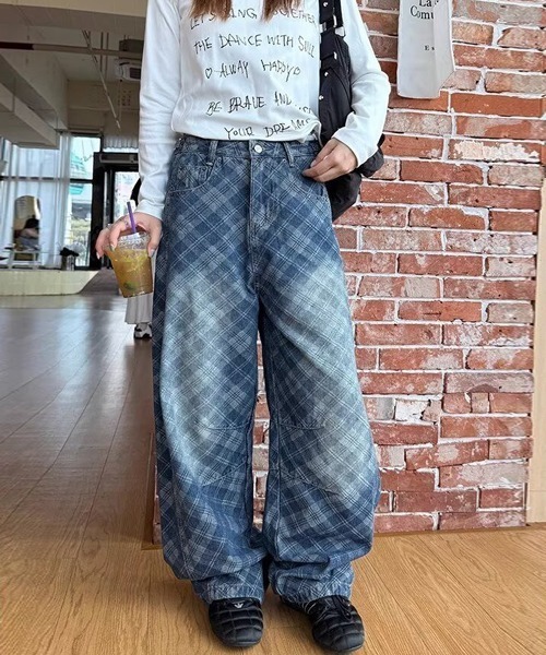 Ressaca(レサーカ)の「ユーズド加工チェック柄カーブデニムパンツ(デニムパンツ・レディース・ブルー・M/L/S)」の2枚目の写真