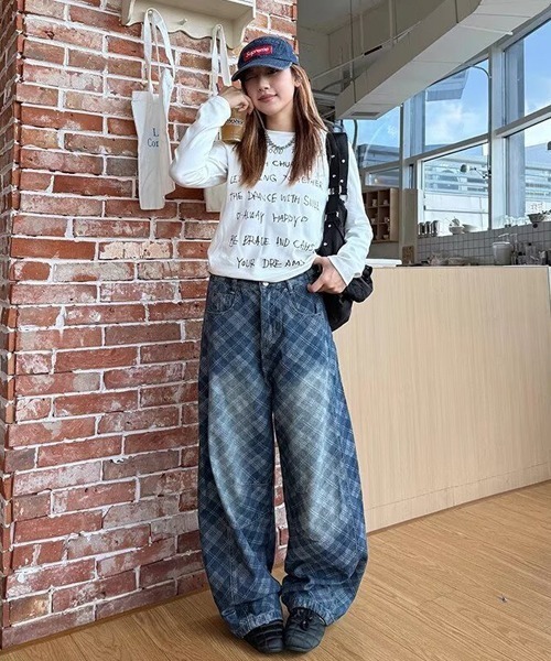 Ressaca(レサーカ)の「ユーズド加工チェック柄カーブデニムパンツ(デニムパンツ・レディース・ブルー・M/L/S)」の5枚目の写真