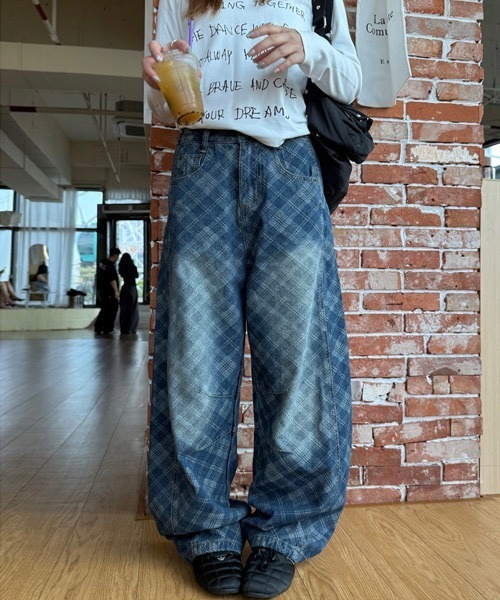 Ressaca(レサーカ)の「ユーズド加工チェック柄カーブデニムパンツ(デニムパンツ・レディース・ブルー・M/L/S)」の8枚目の写真
