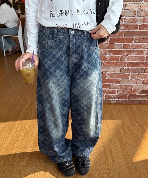 Ressaca(レサーカ)の「ユーズド加工チェック柄カーブデニムパンツ(デニムパンツ・レディース・ブルー・M/L/S)」の16枚目の写真