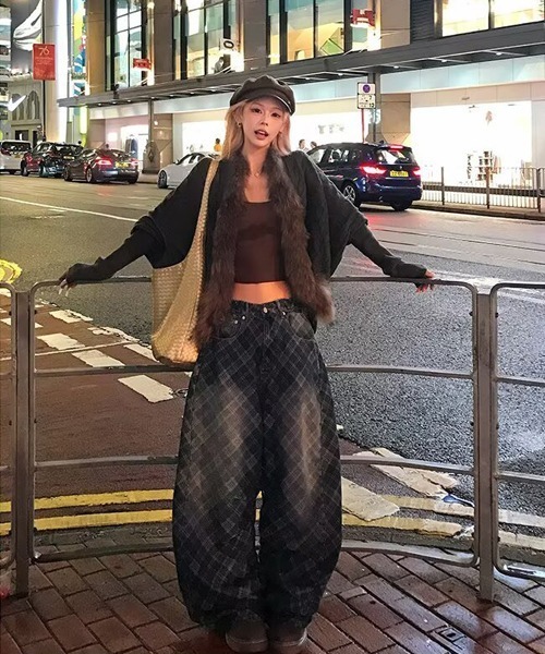 Ressaca(レサーカ)の「ユーズド加工チェック柄カーブデニムパンツ(デニムパンツ・レディース・ブルー・M/L/S)」の15枚目の写真