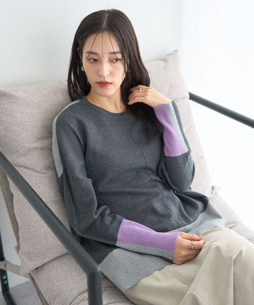 YECCA VECCA（イェッカヴェッカ）の「カラーブロッキングニット（ニット/セーター・レディース・チャコールグレー/ブラック/モカ・FREE）」の4枚目の写真