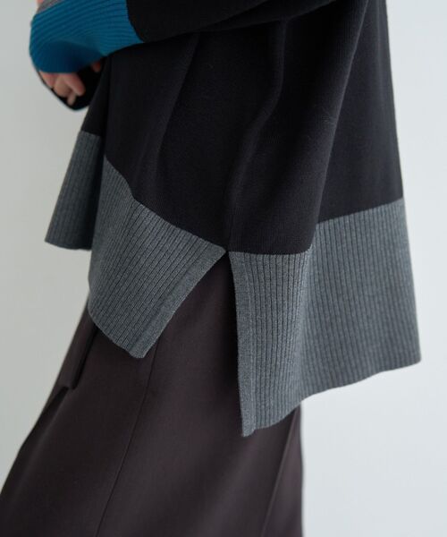 YECCA VECCA（イェッカヴェッカ）の「カラーブロッキングニット（ニット/セーター・レディース・チャコールグレー/ブラック/モカ・FREE）」の16枚目の写真