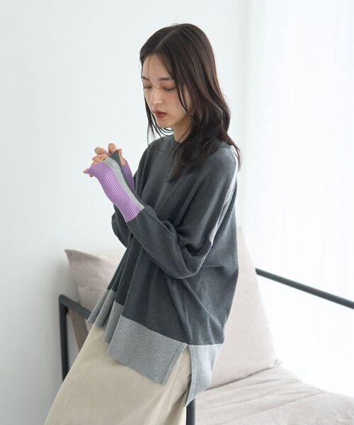YECCA VECCA（イェッカヴェッカ）の「カラーブロッキングニット（ニット/セーター・レディース・チャコールグレー/ブラック/モカ・FREE）」の2枚目の写真
