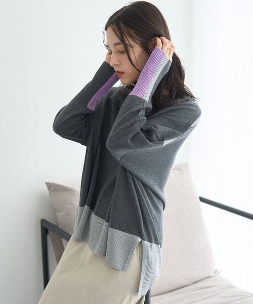 YECCA VECCA（イェッカヴェッカ）の「カラーブロッキングニット（ニット/セーター・レディース・チャコールグレー/ブラック/モカ・FREE）」の5枚目の写真