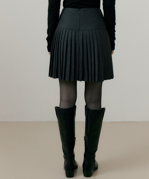 REORG(リオルグ)の「RIE RIPPLE PLEATS MINI SKIRT CHARCOAL(スカート・レディース・その他・SMALL/MEDIUM/LARGE)」の2枚目の写真