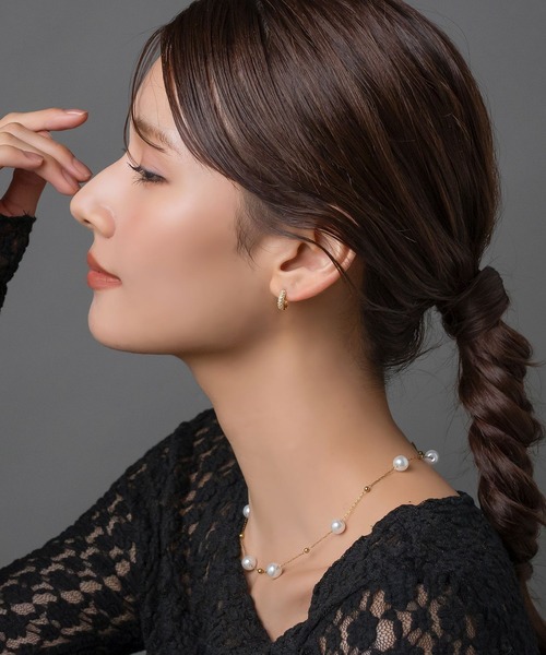 Cream dot.(クリームドット)の「繊細ビジューのキャッチレスミニフープピアス(ピアス(両耳用)・レディース・シルバー/ゴールド・#8/#6/#10)」の4枚目の写真