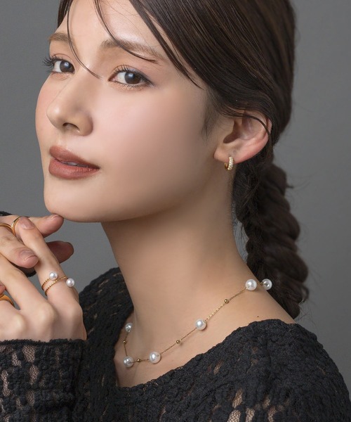 Cream dot.(クリームドット)の「繊細ビジューのキャッチレスミニフープピアス(ピアス(両耳用)・レディース・シルバー/ゴールド・#8/#6/#10)」の5枚目の写真