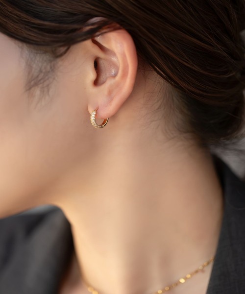 Cream dot.(クリームドット)の「繊細ビジューのキャッチレスミニフープピアス(ピアス(両耳用)・レディース・シルバー/ゴールド・#8/#6/#10)」の6枚目の写真