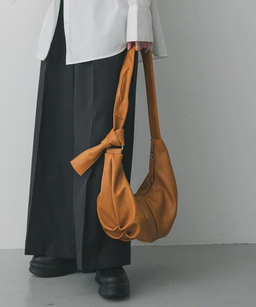 SENSE OF PLACE by URBAN RESEARCH(センスオブプレイスバイアーバンリサーチ)の「クロワッサンショルダーバッグ(ショルダーバッグ・レディース・ブラック/ベージュ/マスタード・ONE)」の17枚目の写真