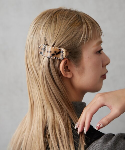 BIRTHDAY BAR(バースデイバー)の「スタッズ付き横バンス(バレッタ/ヘアクリップ・レディース・ブラウン/ベージュ/ブラック・0)」の3枚目の写真