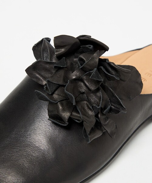 ODETTE E ODILE（オデットエオディール）の「コサージュミュール フラット10（スリッポン・レディース・オフホワイト/ブラック・22cm/22.5cm/23cm/23.5cm/24cm/24.5cm）」の8枚目の写真