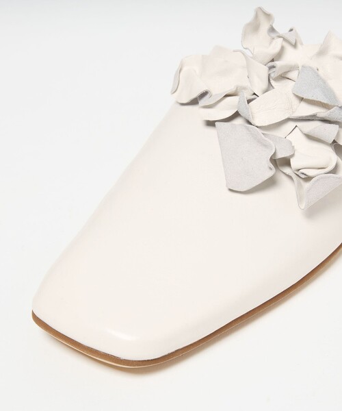 ODETTE E ODILE（オデットエオディール）の「コサージュミュール フラット10（スリッポン・レディース・オフホワイト/ブラック・22cm/22.5cm/23cm/23.5cm/24cm/24.5cm）」の4枚目の写真