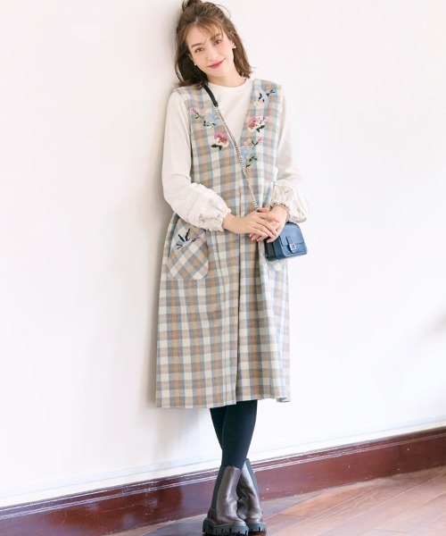 Chesty(チェスティー)の「刺繍ジャンパースカート(ジャンパースカート・レディース・ベージュ/グレー/ブラック・0/1)」の2枚目の写真