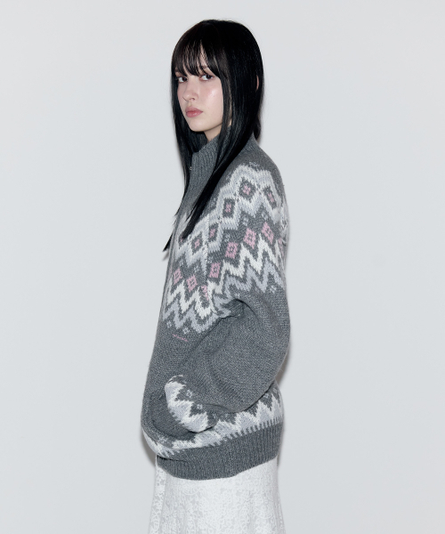 ROLAROLA(ロラロラ)の「NORDIC JACQUARD TWOWAY ZIP-UP KNIT GRAY(カーディガン/ボレロ・レディース・グレー・FREE)」の2枚目の写真