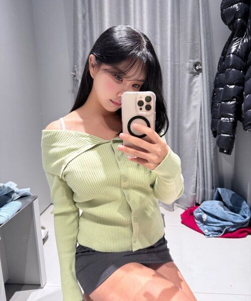 MUSINSA STANDARD WOMAN（ムシンサスタンダードウーマン）の「ウィメンズリブターンダウンオフショルダーガーディガン[ペイルグリーン]（カーディガン/ボレロ・レディース・その他・LARGE/MEDIUM/SMALL/X-SMALL）」の6枚目の写真
