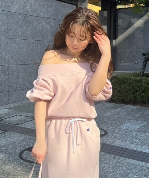 FRAY I.D（フレイアイディー）の「【FRAY I.D｜Champion】パフスリーブオフショルスウェット（スウェット・レディース・オフホワイト/ピンク/ネイビー・F）」の3枚目の写真