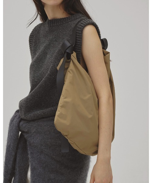 TODAYFUL(トゥデイフル)の「Leatherbelt Shoulder Bag(ショルダーバッグ・レディース・ベージュ/ブラック・FREE)」の9枚目の写真