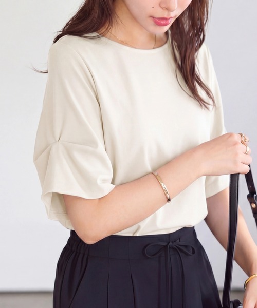 Viola e Viola(ヴィオラエヴィオラ)の「ちゃっかり細見え!デザイン袖トップス(Tシャツ/カットソー・レディース・グレイッシュブルー/ブラック/オリーブ/ホワイト/チャコール・LL/L/M)」の2枚目の写真