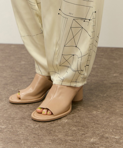 ADAM ET ROPE'（アダムエロペ）の「カバーヒールサンダル（サンダル・レディース・ベージュ/ブラック・23/23.5/24/24.5）」の9枚目の写真