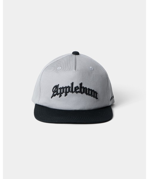 APPLEBUM(アップルバム)の「“Old English Logo” 5 Panel Cap(キャップ・メンズ・ブラック/グレー・ONE SIZE)」の1枚目の写真