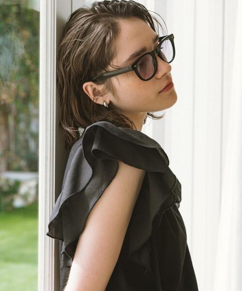 Swayme（スウェイミー）の「Swayme　調光ワイドフレームサングラス（サングラス・レディース・ブラウン/ブラック・ONE）」の4枚目の写真