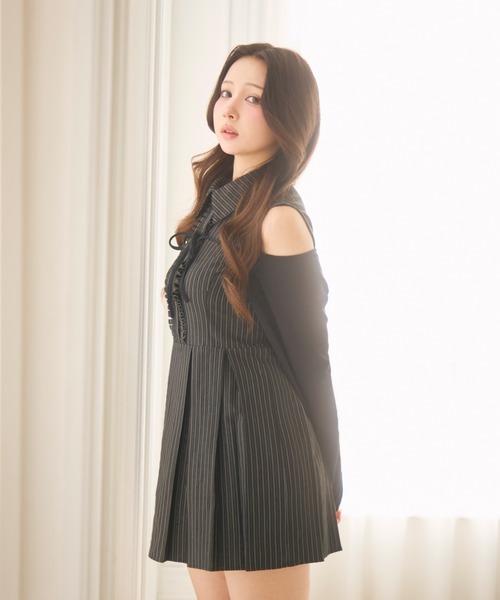 TITTY&CO.（ティティーアンドコー）の「ノースリーブラメストライプシャツワンピース（ワンピース・レディース・ブラック/グレー・MEDIUM/SMALL）」の3枚目の写真